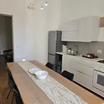 Alojamento de Acomodação e Pequeno-almoço Madama *